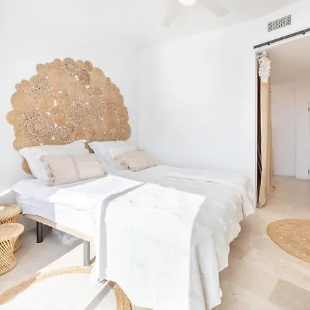 Views - Renovated 2 Bedroom Rdr325