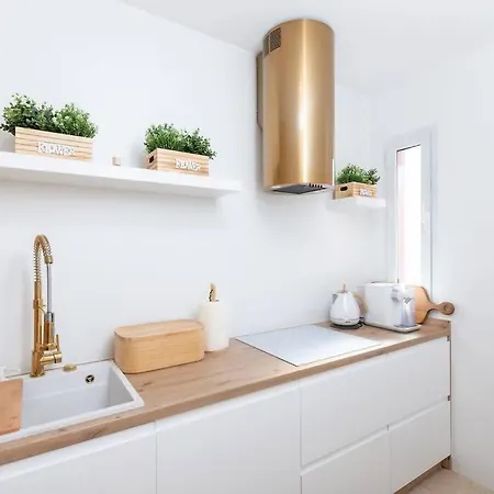 Apartment Views - Renovated 2 Bedroom Rdr325