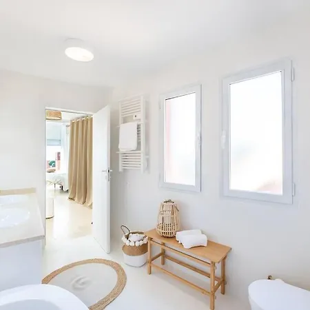 Views - Renovated 2 Bedroom Rdr325