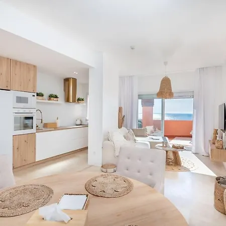 Apartment Views - Renovated 2 Bedroom Rdr325 *
