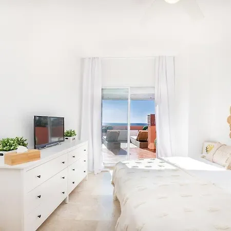 Apartment Views - Renovated 2 Bedroom Rdr325 *
